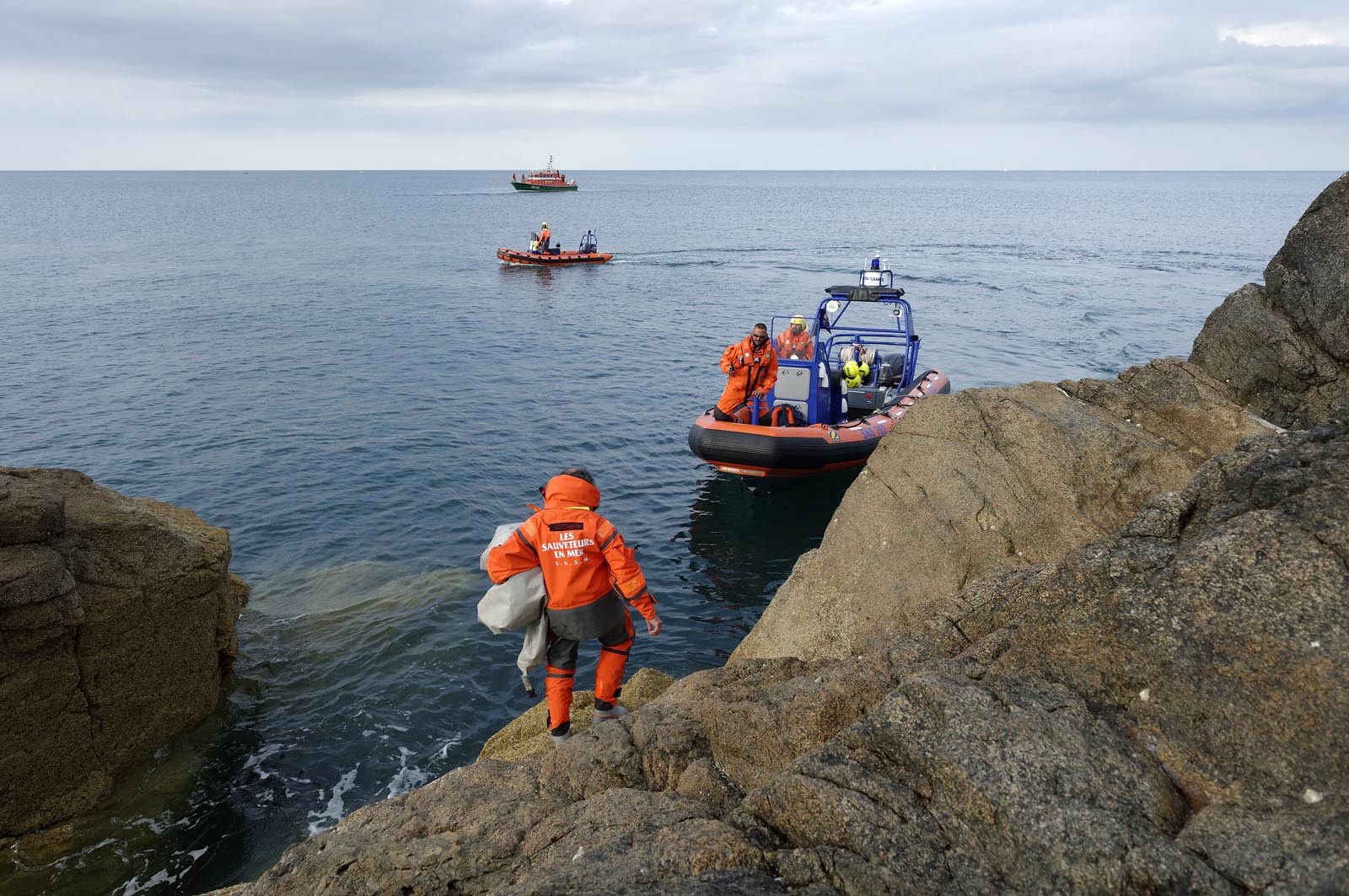 La société nationale de sauvetage en mer est une des expressions les plus abouties de la solidarité des gens de mer face aux drames et accidents maritimes à proximité de nos côtes.La SNSM actuelle est née en 1967, mais depuis plus d'un siècle et demi, des bénévoles issus du monde maritime professionnel et, de plus en plus désormais, d'autres milieux s'investissent localement pour apporter une aide irremplaçable aux usagers de la mer. Association reconnue d'utilité publique dont la mission première est le sauvetage des personnes en danger en mer, la SNSM exerce trois types d'activités : le sauvetage en mer proprement dit, la formation des nageurs sauveteurs saisonniers et la prévention des risques nautiques.Nous avons coutume de dire de nos équipages qu'ils donnent tout et ne prennent rien..sauf les risquesXavier de la Gorce , Président de la SNSM