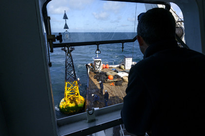 Les phares des côtes de France datent tous des 18ème et 19ème siècles, à quelques exceptions près, et l'on s'émerveille encore des efforts et des savoir-faire déployés alors pour mener à bien ces fabuleux travaux de génie civile.Scintillants, à éclats courts ou longs, isophases, à occultations... Rythme, couleur,secteur...Chaque phare affiche son code génétique, unique, que l'on retrouve également sur les cartes marines.Basé à Dunkerque, le Hauts de France est chargé de la mise en place et de l'entretien courant du balisage maritime hauturier de l'ensemble de la zone, de la frontière belge à la pointe de la Hague.Au-delà de ses missions premières, le baliseur océanique est également capable de mettre en oeuvre l'ensemble de ses capacités techniques pour lutter contre les pollutions marines.