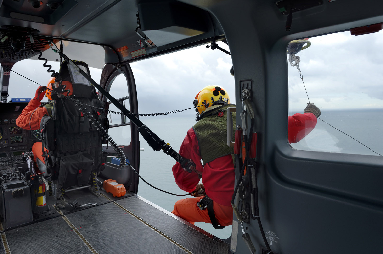 Particulièrement visibles et reconnaissables, les EC 145 de la sécurité civile sont rouge et jaune et ont pour indicatif radio leur nom de famille Dragon, suivi du numéro de département dans lequel ils sont stationnés. Le positionnement de Dragon 50, basé à Granville, à l'ouvert de la Baie du Mont-Saint-Michel ne doit rien au hasard. Il constitue en effet un élément central du dispositif mis en oeuvre pour sécuriser la Baie face aux dangers que représentent ses célèbres mais redoutables marées. Chaque année, plusieurs dizaines de personnes, promeneurs ou pêcheurs à pieds, lui doivent d'avoir été tirées d'un très mauvais pas, voire sauvées d'une mort certaine.