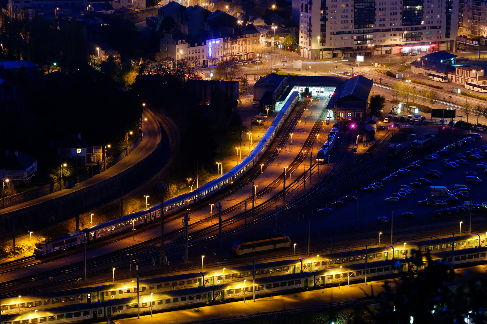 Une ville résolument tournée vers la mer.Cherbourg-en-Cotentin est située dans la presqu'île du Cotentin, à la pointe Ouest de la Normandie. (ville-cherbourg.fr)Un lieu incontournable en Normandie : La Cité de la Mer (http:  www.citedelamer.com)