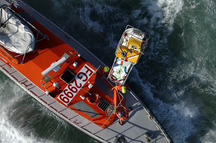 La station est idéalement située à la pointe du nord Cotentin sur la commune d'Auderville.Située aux abords du Raz Blanchard , à 10 miles nautique d'Aurigny et des Iles Anglo-Normandes, le rayon d'action de la station est vaste et se situe de la pointe de Flamanville coté ouest jusqu'au cap Lévy dans l'est.L'abri a une architecture unique en France et sa spécificité réside sur le fait que l'ensemble canot chariot (soit presque 30 tonnes au total ) pivote sur un axe d'une cale à l'autre afin d'être opérationnel  24 heures sur 24 et 365 jours par an quelque soit la marée et les conditions météorologiques.