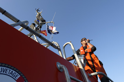 La station est idéalement située à la pointe du nord Cotentin sur la commune d'Auderville.Située aux abords du Raz Blanchard , à 10 miles nautique d'Aurigny et des Iles Anglo-Normandes, le rayon d'action de la station est vaste et se situe de la pointe de Flamanville coté ouest jusqu'au cap Lévy dans l'est.L'abri a une architecture unique en France et sa spécificité réside sur le fait que l'ensemble canot chariot (soit presque 30 tonnes au total ) pivote sur un axe d'une cale à l'autre afin d'être opérationnel  24 heures sur 24 et 365 jours par an quelque soit la marée et les conditions météorologiques.