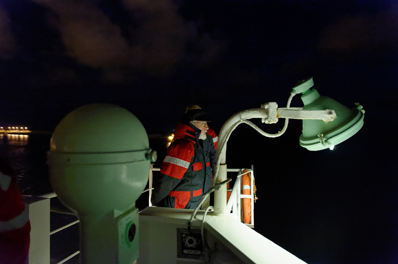 Une manoeuvre réussie est une catastrophe évitée de justesse dit-on.Une formule sans doute excessive mais qui a le mérite de maintenir à l'esprit de chacun qu'il n'existe pas de routine quand il s'agit de manoeuvrer des géants de plusieurs dizaines de milliers de tonnes dans les écluses et les bassins portuaires avec une précision de l'ordre du mètre. Tout l'art du pilote, fin connaisseur des lieux et de leurs pièges, est d'appréhender rapidement le comportement et les capacités manoeuvrières d'un navire inconnu. C'est à lui en effet qu'il appartient de conseiller le pacha pour la bonne réalisation de ce qui reste l'une des phases les plus délicates de l'expédition maritime : l'entrée en port puis l'accostage.
