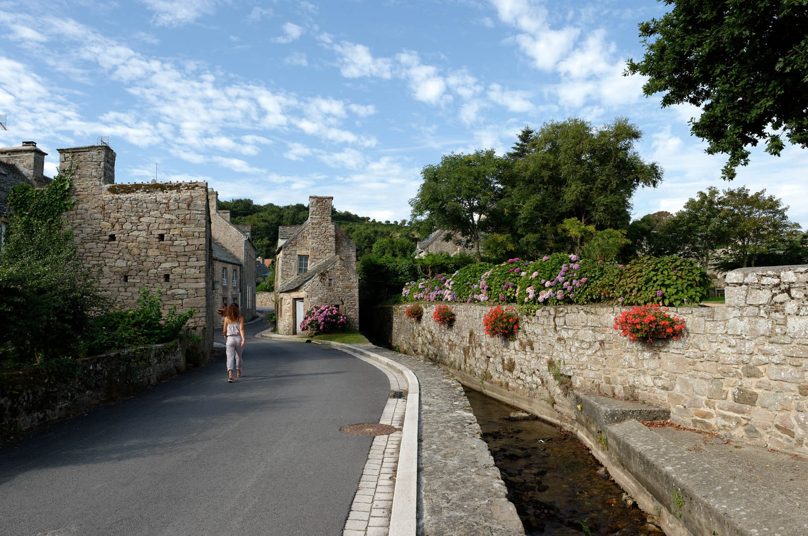 Le village d’Omonville la Rogue, situé sur la route côtière qui relie Cherbourg au cap de la Hague, s’étire au creux d’un vallon. Ses nombreuses petites rues et ruelles, sont bordées de solides maisons de granit, souvent couvertes en pierre.Les promenades conduisent bien souvent vers le Hâble, nom donné au port, un des plus beaux et des plus anciens de la région, dominé par un fort datant du début du XV siècle,