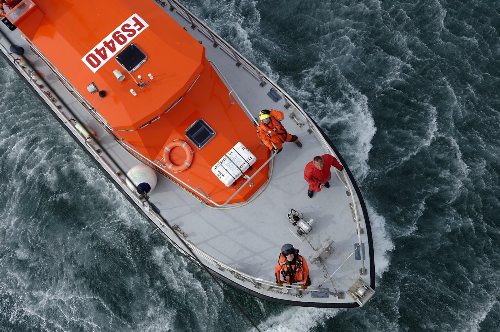 La société nationale de sauvetage en mer est une des expressions les plus abouties de la solidarité des gens de mer face aux drames et accidents maritimes à proximité de nos côtes.La SNSM actuelle est née en 1967, mais depuis plus d'un siècle et demi, des bénévoles issus du monde maritime professionnel et, de plus en plus désormais, d'autres milieux s'investissent localement pour apporter une aide irremplaçable aux usagers de la mer. Association reconnue d'utilité publique dont la mission première est le sauvetage des personnes en danger en mer, la SNSM exerce trois types d'activités : le sauvetage en mer proprement dit, la formation des nageurs sauveteurs saisonniers et la prévention des risques nautiques.Nous avons coutume de dire de nos équipages qu'ils donnent tout et ne prennent rien..sauf les risquesXavier de la Gorce , Président de la SNSM