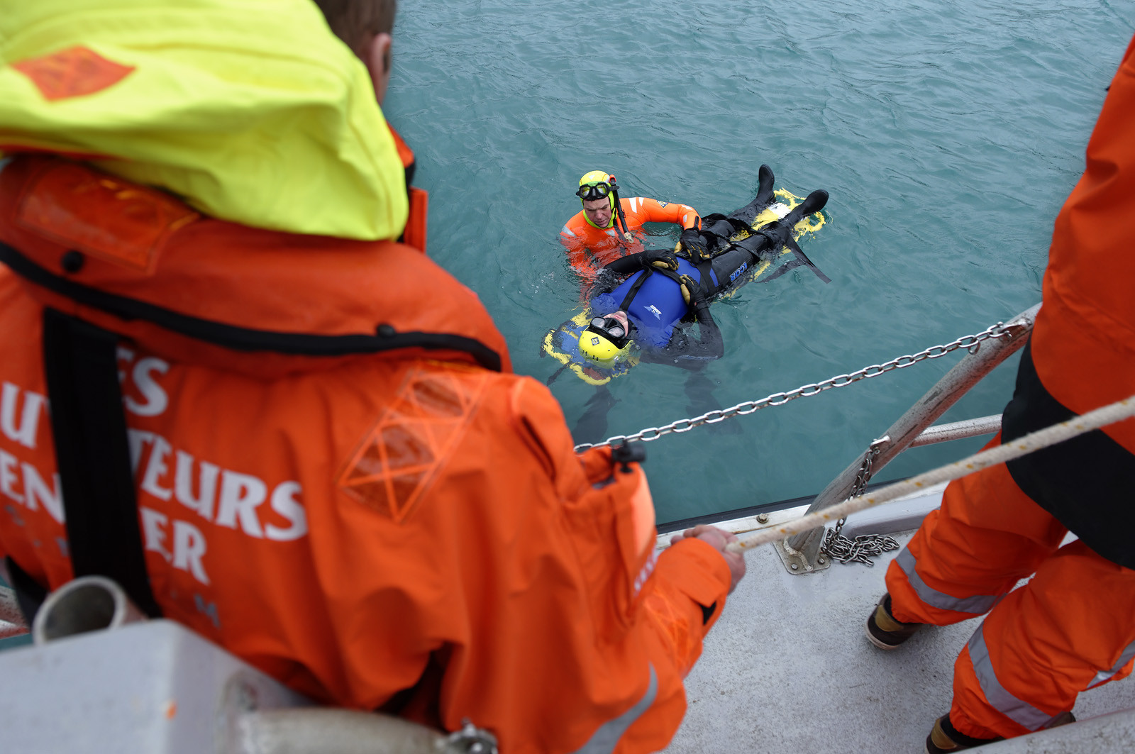 La station est idéalement située à la pointe du nord Cotentin sur la commune d'Auderville.Située aux abords du Raz Blanchard , à 10 miles nautique d'Aurigny et des Iles Anglo-Normandes, le rayon d'action de la station est vaste et se situe de la pointe de Flamanville coté ouest jusqu'au cap Lévy dans l'est.L'abri a une architecture unique en France et sa spécificité réside sur le fait que l'ensemble canot chariot (soit presque 30 tonnes au total ) pivote sur un axe d'une cale à l'autre afin d'être opérationnel  24 heures sur 24 et 365 jours par an quelque soit la marée et les conditions météorologiques.