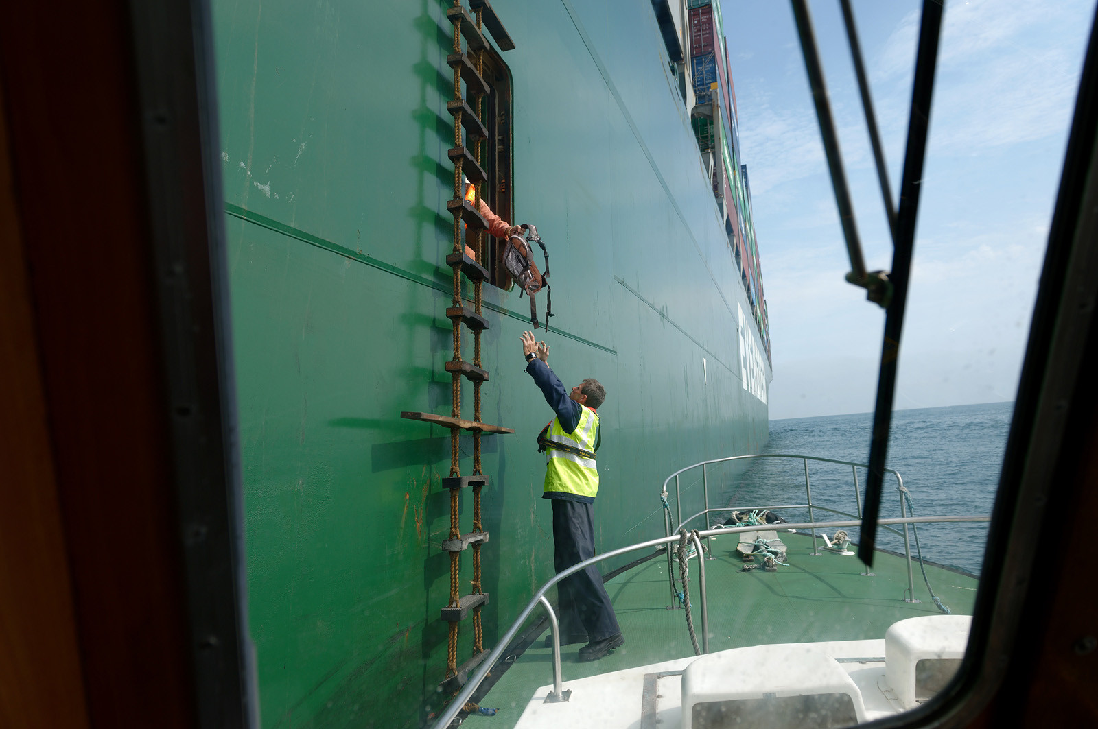 Une manoeuvre réussie est une catastrophe évitée de justesse dit-on.Une formule sans doute excessive mais qui a le mérite de maintenir à l'esprit de chacun qu'il n'existe pas de routine quand il s'agit de manoeuvrer des géants de plusieurs dizaines de milliers de tonnes dans les écluses et les bassins portuaires avec une précision de l'ordre du mètre. Tout l'art du pilote, fin connaisseur des lieux et de leurs pièges, est d'appréhender rapidement le comportement et les capacités manoeuvrières d'un navire inconnu. C'est à lui en effet qu'il appartient de conseiller le pacha pour la bonne réalisation de ce qui reste l'une des phases les plus délicates de l'expédition maritime : l'entrée en port puis l'accostage.