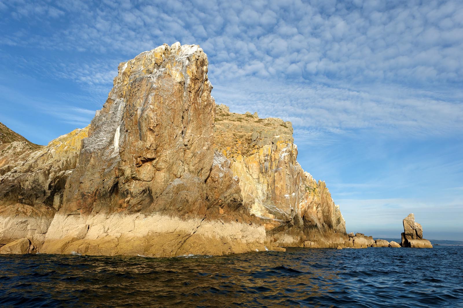 Situé sur la commune de Jobourg (Manche), le Nez de Jobourg s'élève à 126 mètres de haut, classé parmi les plus hautes d'Europe.En empruntant le sentier des douaniers, le promeneur voit la nature se décliner sous toutes ses formes,Le Nez de Jobourg offre un panorama exceptionnel, du cap de la Hague jusqu'au cap de Flamanville, ainsi que sur les îles Anglo-Normandes.