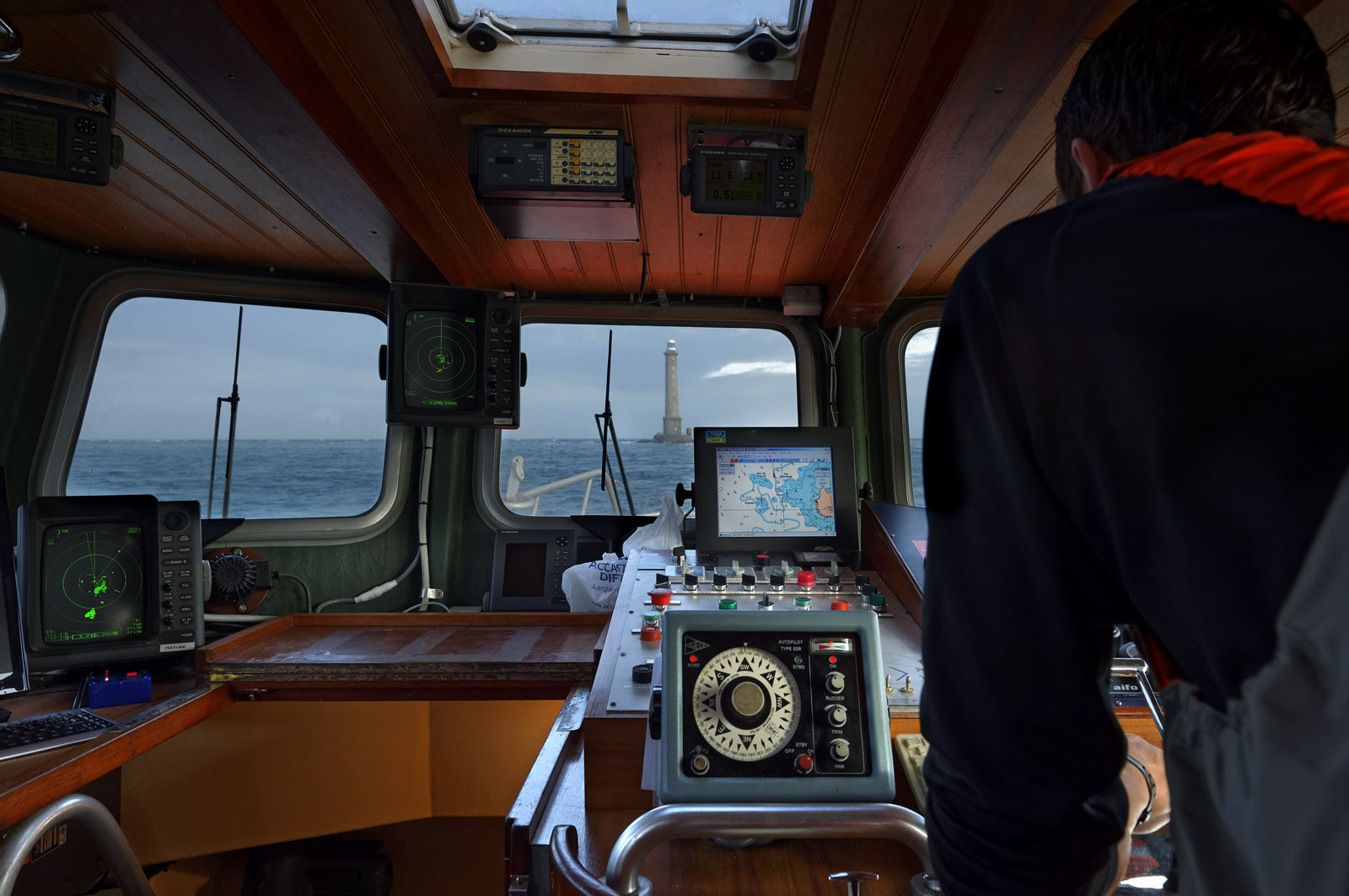 La station est idéalement située à la pointe du nord Cotentin sur la commune d'Auderville.Située aux abords du Raz Blanchard , à 10 miles nautique d'Aurigny et des Iles Anglo-Normandes, le rayon d'action de la station est vaste et se situe de la pointe de Flamanville coté ouest jusqu'au cap Lévy dans l'est.L'abri a une architecture unique en France et sa spécificité réside sur le fait que l'ensemble canot chariot (soit presque 30 tonnes au total ) pivote sur un axe d'une cale à l'autre afin d'être opérationnel  24 heures sur 24 et 365 jours par an quelque soit la marée et les conditions météorologiques.