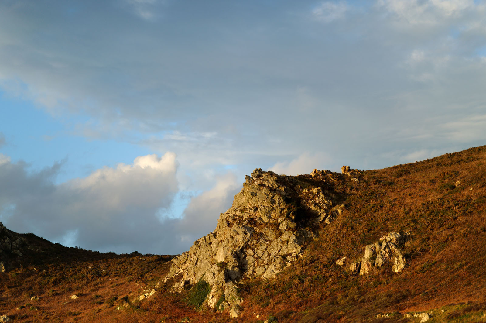 Cette baie bien abritée est une plage de galets et de sable fin, et tire son nom des moulins qui existaient autrefois dans la vallée qui la surplombe (écailler le grain). Les roches de l'anse de Cul Rond figurent parmi les plus anciennes de France : plus de 2 milliards d'années.