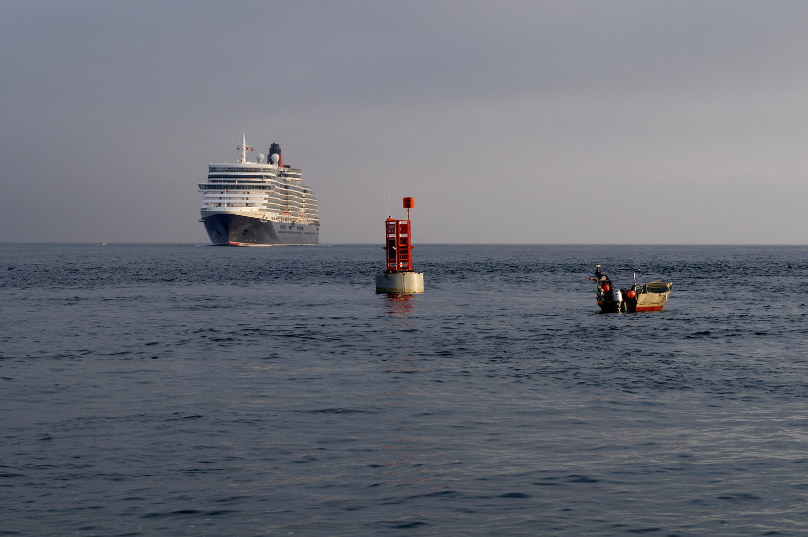 Une manoeuvre réussie est une catastrophe évitée de justesse dit-on.Une formule sans doute excessive mais qui a le mérite de maintenir à l'esprit de chacun qu'il n'existe pas de routine quand il s'agit de manoeuvrer des géants de plusieurs dizaines de milliers de tonnes dans les écluses et les bassins portuaires avec une précision de l'ordre du mètre. Tout l'art du pilote, fin connaisseur des lieux et de leurs pièges, est d'appréhender rapidement le comportement et les capacités manoeuvrières d'un navire inconnu. C'est à lui en effet qu'il appartient de conseiller le pacha pour la bonne réalisation de ce qui reste l'une des phases les plus délicates de l'expédition maritime : l'entrée en port puis l'accostage.