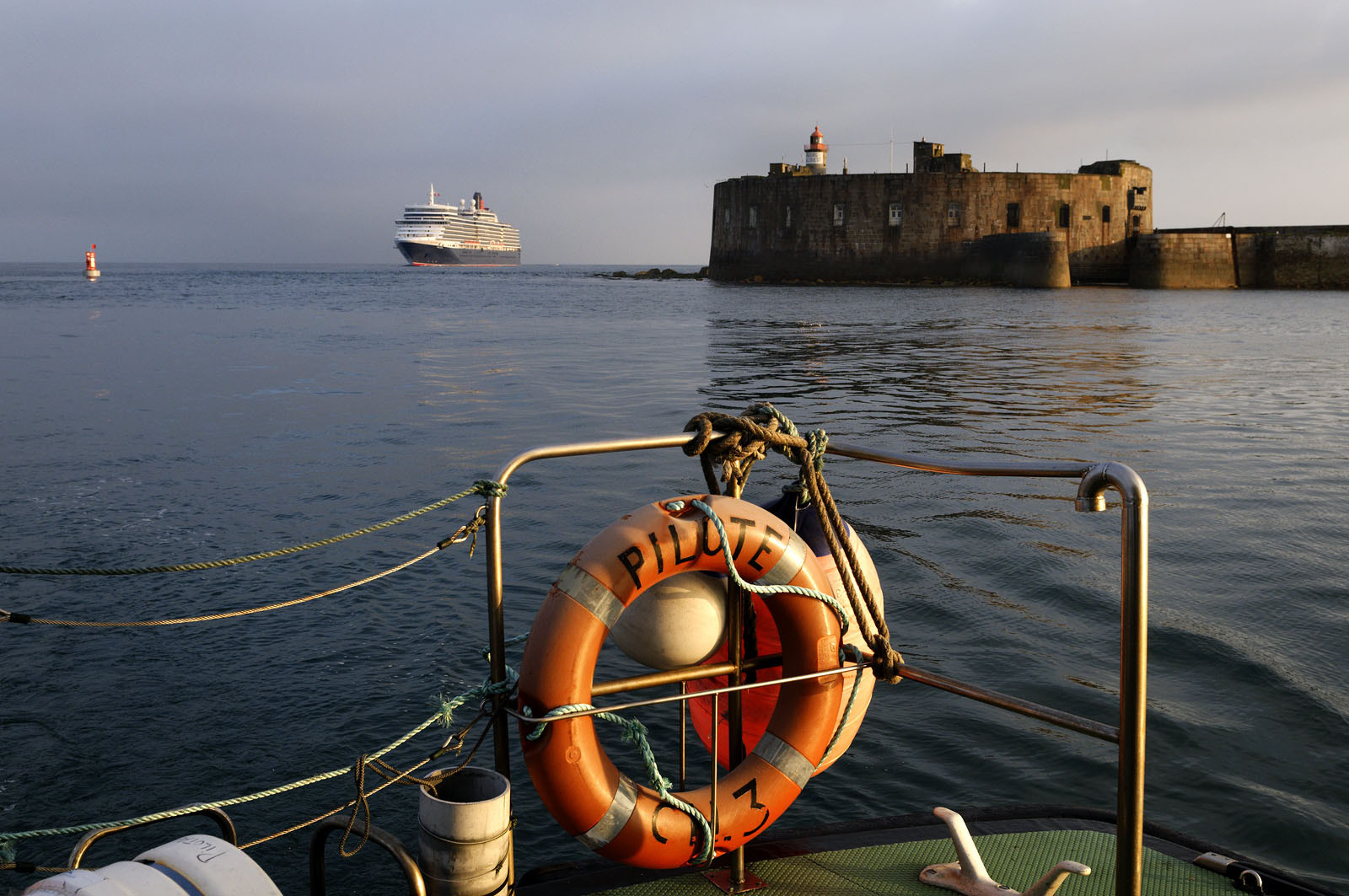 Une manoeuvre réussie est une catastrophe évitée de justesse dit-on.Une formule sans doute excessive mais qui a le mérite de maintenir à l'esprit de chacun qu'il n'existe pas de routine quand il s'agit de manoeuvrer des géants de plusieurs dizaines de milliers de tonnes dans les écluses et les bassins portuaires avec une précision de l'ordre du mètre. Tout l'art du pilote, fin connaisseur des lieux et de leurs pièges, est d'appréhender rapidement le comportement et les capacités manoeuvrières d'un navire inconnu. C'est à lui en effet qu'il appartient de conseiller le pacha pour la bonne réalisation de ce qui reste l'une des phases les plus délicates de l'expédition maritime : l'entrée en port puis l'accostage.