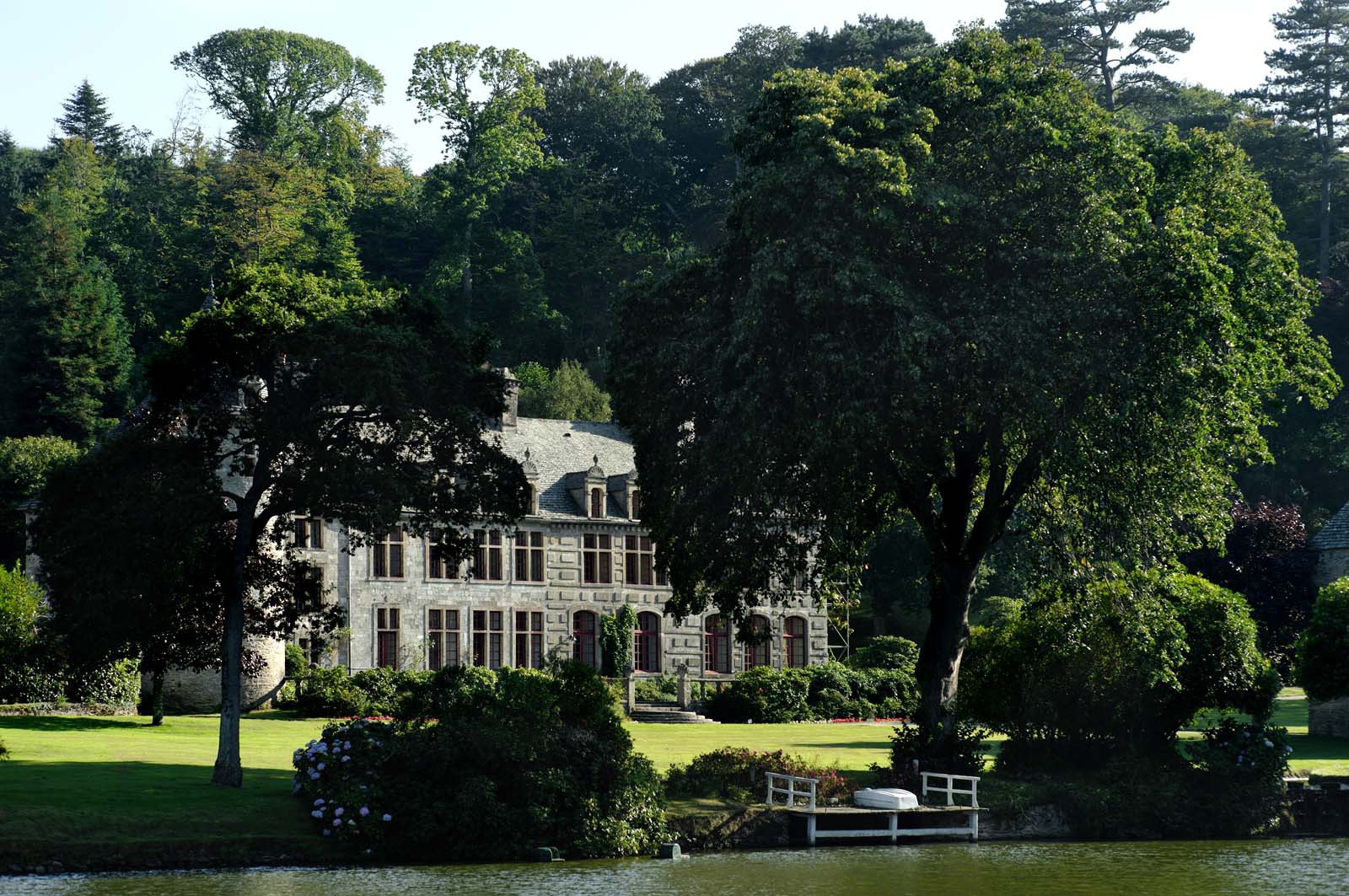Situé sur la commune d'Urville-Nacqueville, l'ensemble ravissant du Château et du Parc de Nacqueville est caché dans une vallée côtière et verdoyante à 20 minutes à l'ouest de Cherbourg, dans la presqu'île du Cotentin (Manche).