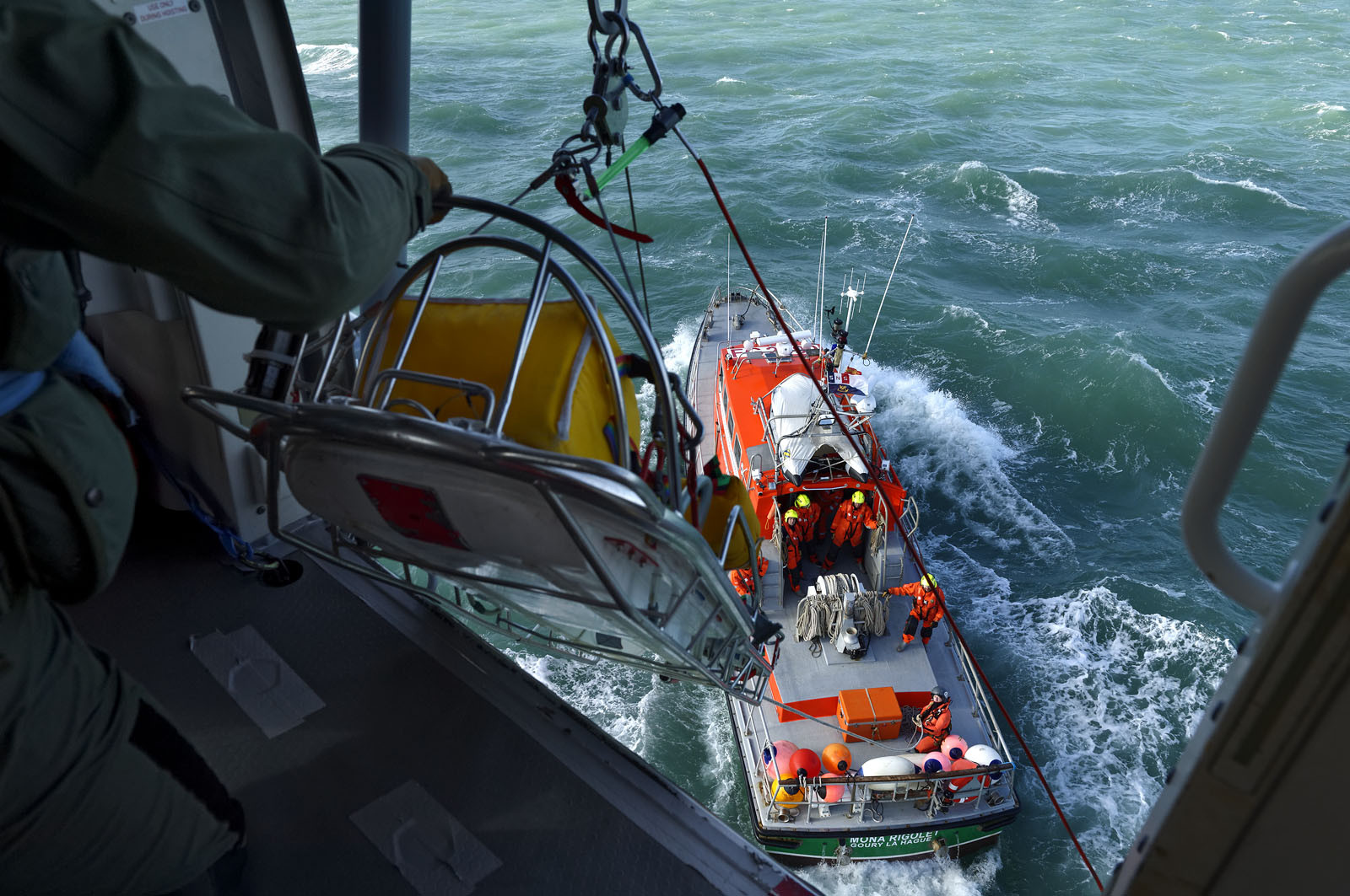 La station est idéalement située à la pointe du nord Cotentin sur la commune d'Auderville.Située aux abords du Raz Blanchard , à 10 miles nautique d'Aurigny et des Iles Anglo-Normandes, le rayon d'action de la station est vaste et se situe de la pointe de Flamanville coté ouest jusqu'au cap Lévy dans l'est.L'abri a une architecture unique en France et sa spécificité réside sur le fait que l'ensemble canot chariot (soit presque 30 tonnes au total ) pivote sur un axe d'une cale à l'autre afin d'être opérationnel  24 heures sur 24 et 365 jours par an quelque soit la marée et les conditions météorologiques.