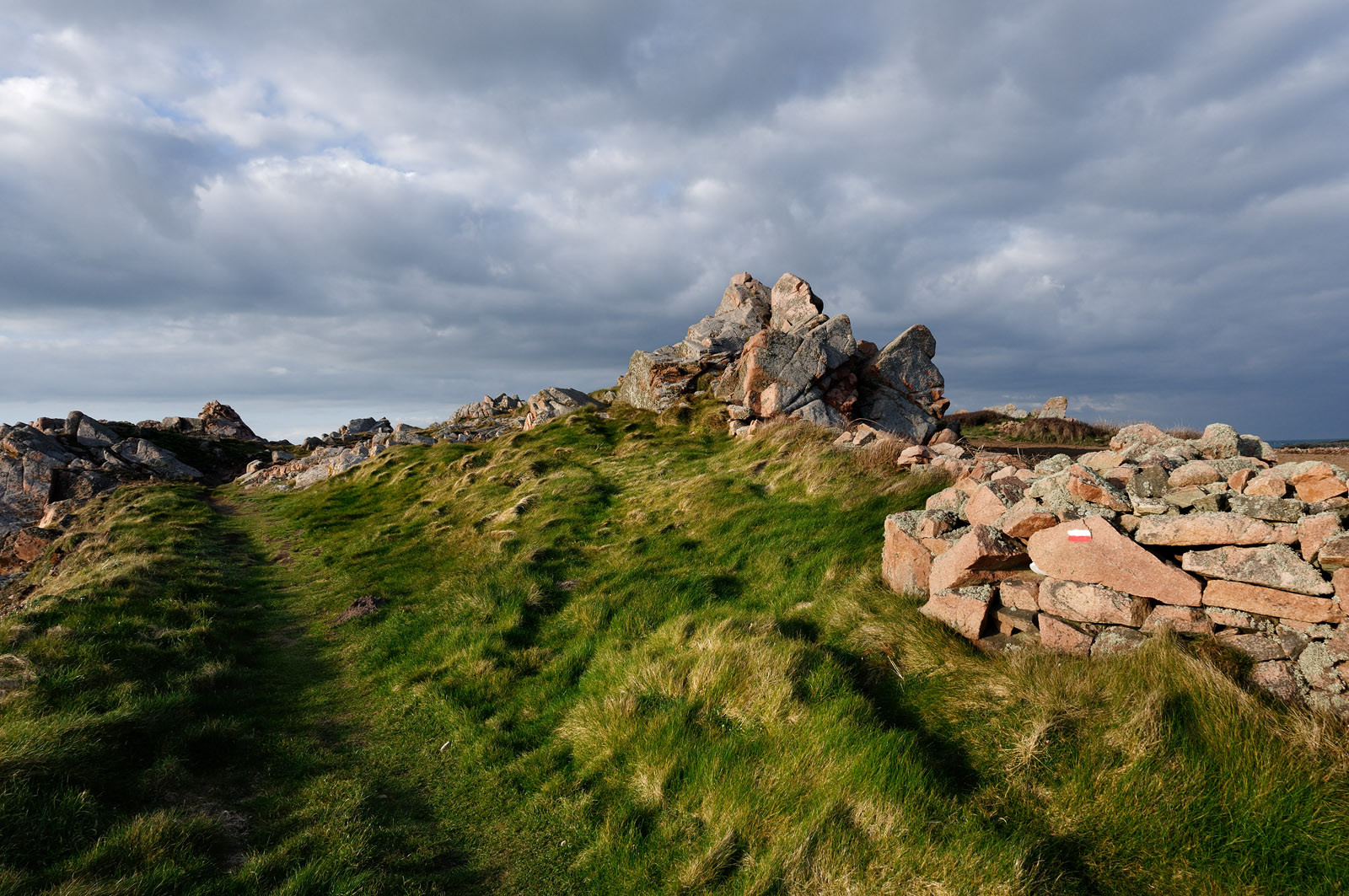 A l’ouest du Cotentin (Manche), la Hague est une terre de contrastes et de lumières, une région sauvage et préservée. Le mot Hague est un ancien terme dialectal normand. Il est issu du vieux norois qui signifie «enclos, terrain clos».La Hague présente un littoral varié : falaises abruptes (entre Urville-Nacqueville et Omonville-la-Rogue, et entre Auderville et Vauville), au pied desquelles se trouve une succession de baies, grandes plages (Urville-Nacqueville et à Vauville), d'îlots et platiers rocheux (cap de la Hague,pointe de Jardeheu..), des massifs dunaires (Biville), des grèves de galets (Anse Saint-Martin), des marais arrière-littoraux (Mare de Vauville) et des vallons boisés (Hubiland, Sabine…). La côte est également agrémentée de petits ports (Goury, le Houguet, Port Racine, Port du Hâble…) et de mouillages.La péninsule haguaise est principalement un pays de landes et de bocage, à l'intérieur des terres, formées de fougères, bruyères, genêts et ajoncs.