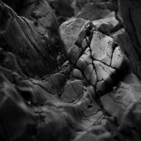 Cette exposition fût présentée lors du mois de la photographie à Equeurdreville (Cotentin) en 2014.Comme un tailleur de pierre, la nature a façonné un monde imaginaire, transformant le paysage en une oeuvre d’art équilibrée et contrôlée. Je n’ai photographié que ceux qui me parlaient, comme des apparitions fantasmagoriques, un clin d’oeil, un frisson, un sourire complice. Libre à vous de découvrir ces formes secrètes, ces visages sculptés par les éléments aux traits parfois révélateurs.