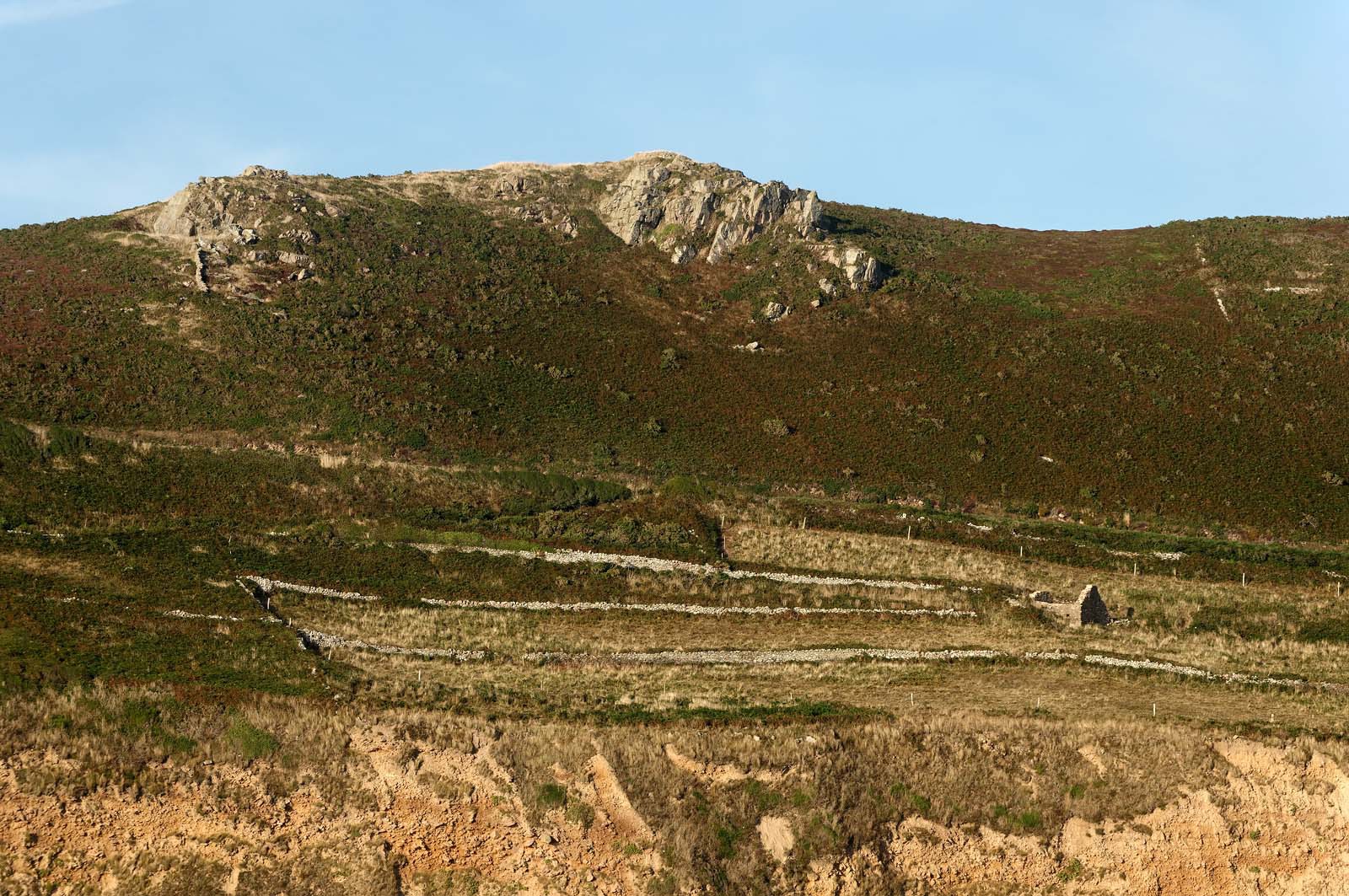 Cette baie bien abritée est une plage de galets et de sable fin, et tire son nom des moulins qui existaient autrefois dans la vallée qui la surplombe (écailler le grain). Les roches de l'anse de Cul Rond figurent parmi les plus anciennes de France : plus de 2 milliards d'années.