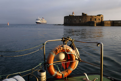 Une manoeuvre réussie est une catastrophe évitée de justesse dit-on.Une formule sans doute excessive mais qui a le mérite de maintenir à l'esprit de chacun qu'il n'existe pas de routine quand il s'agit de manoeuvrer des géants de plusieurs dizaines de milliers de tonnes dans les écluses et les bassins portuaires avec une précision de l'ordre du mètre. Tout l'art du pilote, fin connaisseur des lieux et de leurs pièges, est d'appréhender rapidement le comportement et les capacités manoeuvrières d'un navire inconnu. C'est à lui en effet qu'il appartient de conseiller le pacha pour la bonne réalisation de ce qui reste l'une des phases les plus délicates de l'expédition maritime : l'entrée en port puis l'accostage.