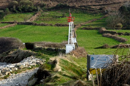 Le village d’Omonville la Rogue, situé sur la route côtière qui relie Cherbourg au cap de la Hague, s’étire au creux d’un vallon. Ses nombreuses petites rues et ruelles, sont bordées de solides maisons de granit, souvent couvertes en pierre.Les promenades conduisent bien souvent vers le Hâble, nom donné au port, un des plus beaux et des plus anciens de la région, dominé par un fort datant du début du XV siècle,