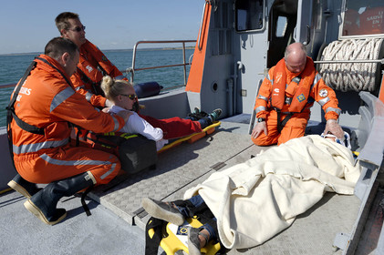 La société nationale de sauvetage en mer est une des expressions les plus abouties de la solidarité des gens de mer face aux drames et accidents maritimes à proximité de nos côtes.La SNSM actuelle est née en 1967, mais depuis plus d'un siècle et demi, des bénévoles issus du monde maritime professionnel et, de plus en plus désormais, d'autres milieux s'investissent localement pour apporter une aide irremplaçable aux usagers de la mer. Association reconnue d'utilité publique dont la mission première est le sauvetage des personnes en danger en mer, la SNSM exerce trois types d'activités : le sauvetage en mer proprement dit, la formation des nageurs sauveteurs saisonniers et la prévention des risques nautiques.Nous avons coutume de dire de nos équipages qu'ils donnent tout et ne prennent rien..sauf les risquesXavier de la Gorce , Président de la SNSM