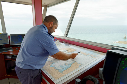 Sémaphore de GranvilleL'implantation des sémaphores en des points remarquables de la côte et leurs capacités opérationnelles de veille optique et radar les conduisent tout naturellement à participer activement à des missions plus générales relevant de la fonction de garde-côte.Au quotidien, les sémaphores restent un lien direct et simple entre les navigateurs côtiers, plaisanciers comme professionnels, et la terre. Leur présence rassure et ils sont en permanence sollicités pour des informations de toutes natures ou des précisions quant aux prévisions météorologiques locales.