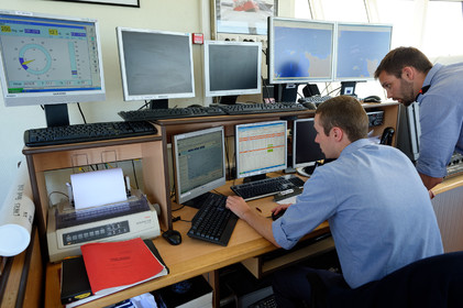 Sémaphore de GouryL'implantation des sémaphores en des points remarquables de la côte et leurs capacités opérationnelles de veille optique et radar les conduisent tout naturellement à participer activement à des missions plus générales relevant de la fonction de garde-côte.Au quotidien, les sémaphores restent un lien direct et simple entre les navigateurs côtiers, plaisanciers comme professionnels, et la terre. Leur présence rassure et ils sont en permanence sollicités pour des informations de toutes natures ou des précisions quant aux prévisions météorologiques locales.