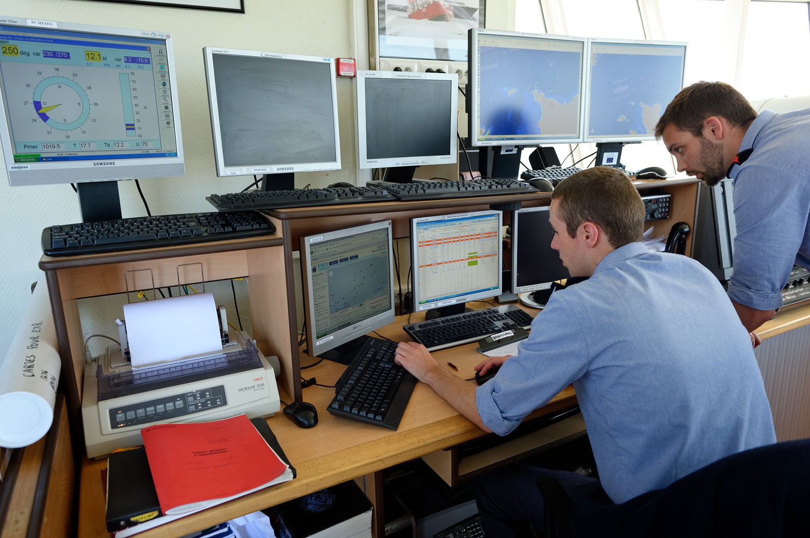 Sémaphore de GouryL'implantation des sémaphores en des points remarquables de la côte et leurs capacités opérationnelles de veille optique et radar les conduisent tout naturellement à participer activement à des missions plus générales relevant de la fonction de garde-côte.Au quotidien, les sémaphores restent un lien direct et simple entre les navigateurs côtiers, plaisanciers comme professionnels, et la terre. Leur présence rassure et ils sont en permanence sollicités pour des informations de toutes natures ou des précisions quant aux prévisions météorologiques locales.