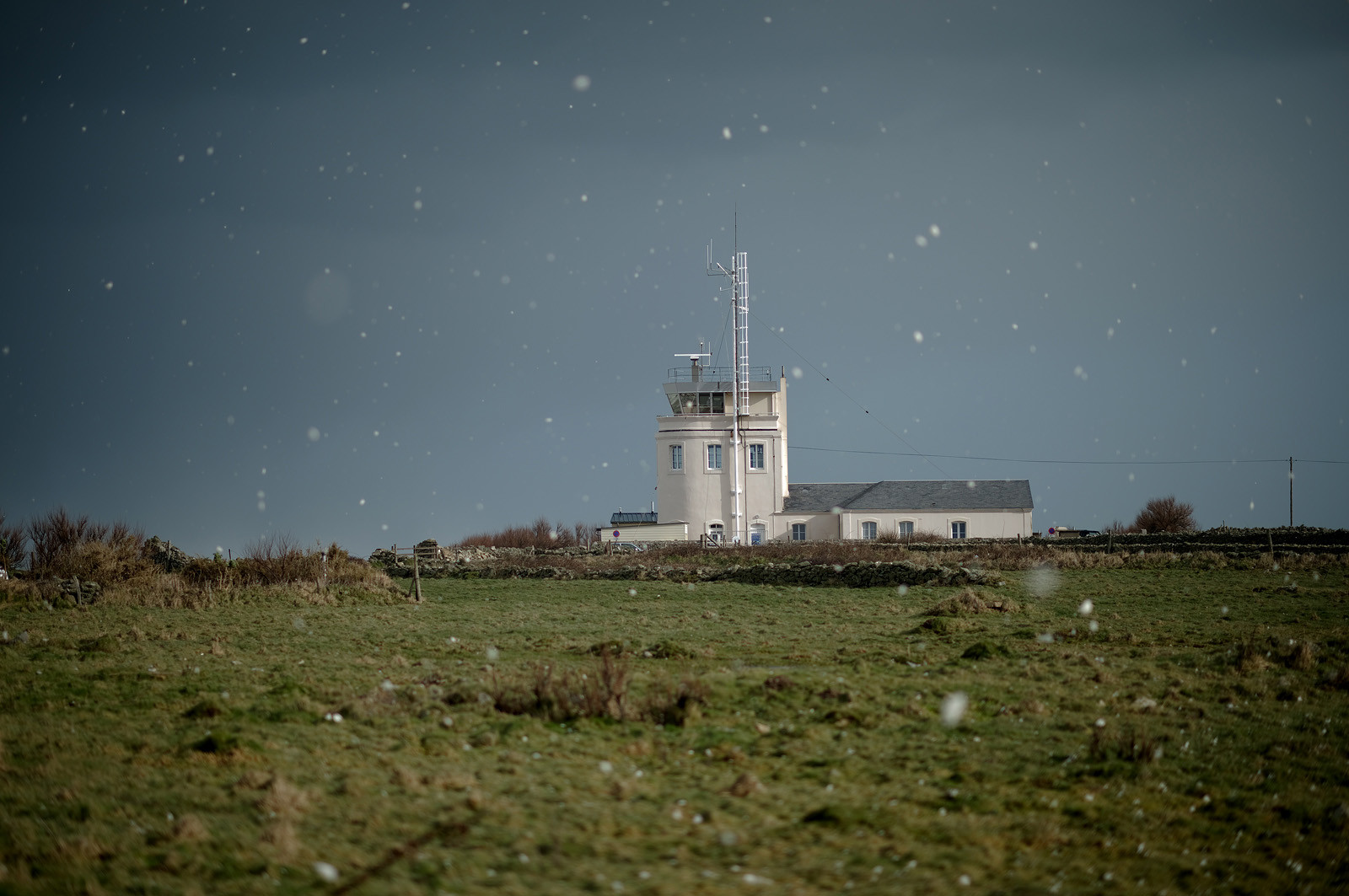 Sémaphore de GouryL'implantation des sémaphores en des points remarquables de la côte et leurs capacités opérationnelles de veille optique et radar les conduisent tout naturellement à participer activement à des missions plus générales relevant de la fonction de garde-côte.Au quotidien, les sémaphores restent un lien direct et simple entre les navigateurs côtiers, plaisanciers comme professionnels, et la terre. Leur présence rassure et ils sont en permanence sollicités pour des informations de toutes natures ou des précisions quant aux prévisions météorologiques locales.