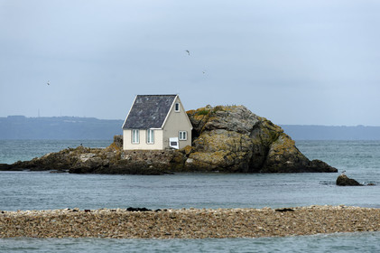 Les Ecréhou (Ile Anglo-Normande)La société nationale de sauvetage en mer est une des expressions les plus abouties de la solidarité des gens de mer face aux drames et accidents maritimes à proximité de nos côtes.La SNSM actuelle est née en 1967, mais depuis plus d'un siècle et demi, des bénévoles issus du monde maritime professionnel et, de plus en plus désormais, d'autres milieux s'investissent localement pour apporter une aide irremplaçable aux usagers de la mer. Association reconnue d'utilité publique dont la mission première est le sauvetage des personnes en danger en mer, la SNSM exerce trois types d'activités : le sauvetage en mer proprement dit, la formation des nageurs sauveteurs saisonniers et la prévention des risques nautiques.Nous avons coutume de dire de nos équipages qu'ils donnent tout et ne prennent rien..sauf les risquesXavier de la Gorce , Président de la SNSM