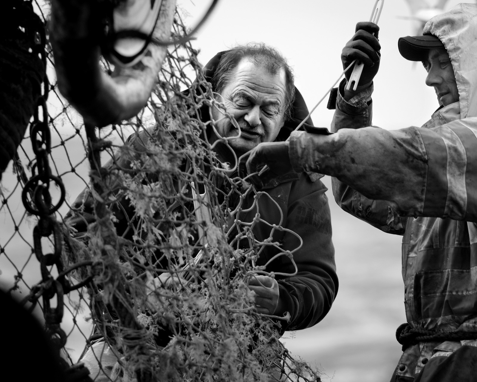 Marin pêcheur.. Deux mots qui suscitent tant de sentiments divers chez les gens de terre... Respect, admiration pour cette liberté, ce courage, mais aussi souvent peur et angoisse. Sont-ils fous ou désepérés pour risquer ainsi leurs vies quotidiennement ? Non, justes passionnés par leur métier, la mer est leur grande histoire d'amour.Le salaire de la peur des forcats de la mer, le journaliste avait raison.Ces photographies réalisées au cours de plusieurs marées à bord du Yannick, chalutier cherbourgeois, vous décrivent l'histoire d'un navire, d'un équipage, d'une famille. Vous embarquez à leurs côtés et découvrez leurs conditions de travail, la tempête, la fatigue, et, au détour d'une image, un sourire.Sophie LeroyDirectice de l'Armement Cherbourgeois