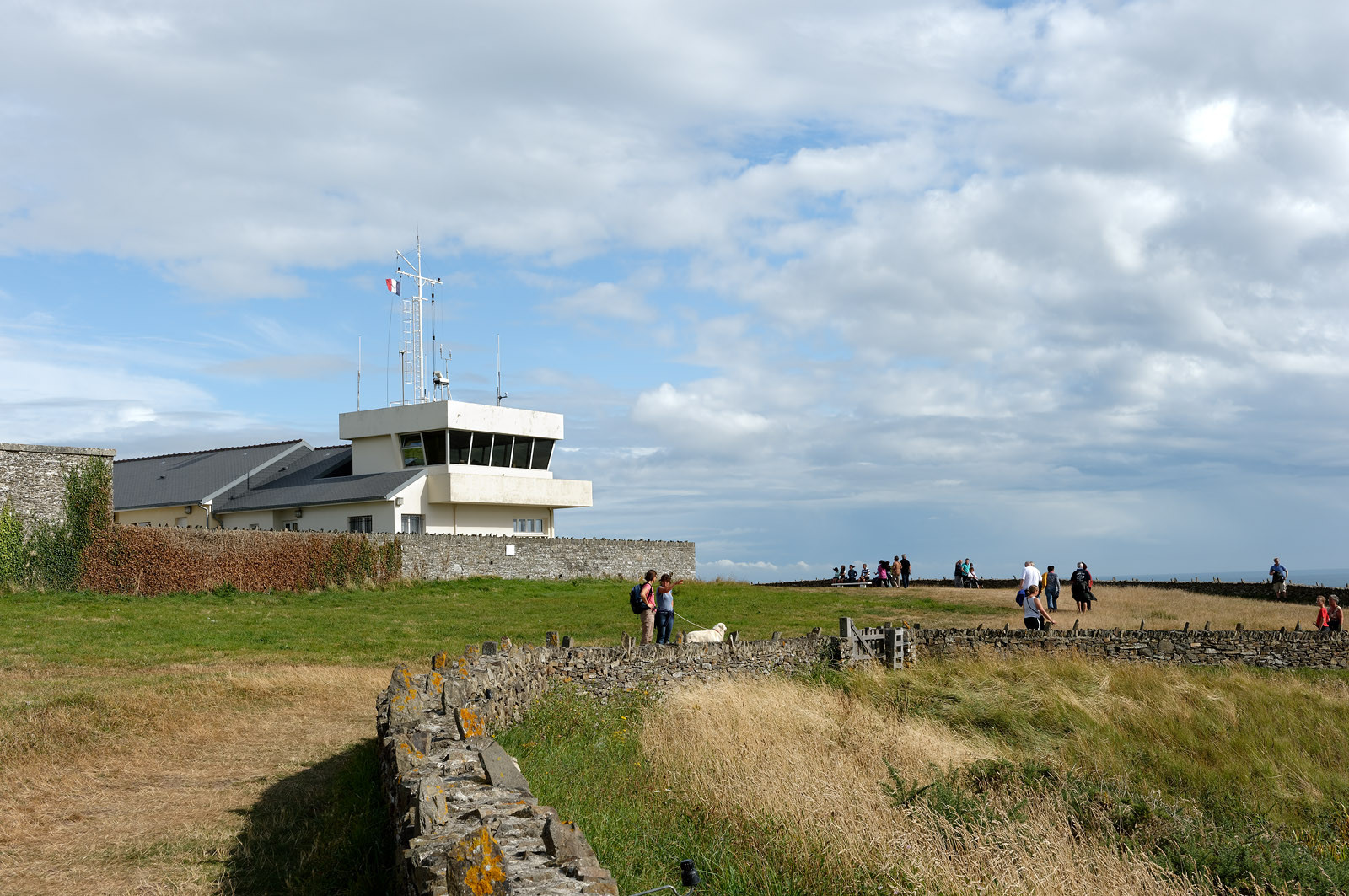 Sémaphore de Barneville-CarteretL'implantation des sémaphores en des points remarquables de la côte et leurs capacités opérationnelles de veille optique et radar les conduisent tout naturellement à participer activement à des missions plus générales relevant de la fonction de garde-côte.Au quotidien, les sémaphores restent un lien direct et simple entre les navigateurs côtiers, plaisanciers comme professionnels, et la terre. Leur présence rassure et ils sont en permanence sollicités pour des informations de toutes natures ou des précisions quant aux prévisions météorologiques locales.