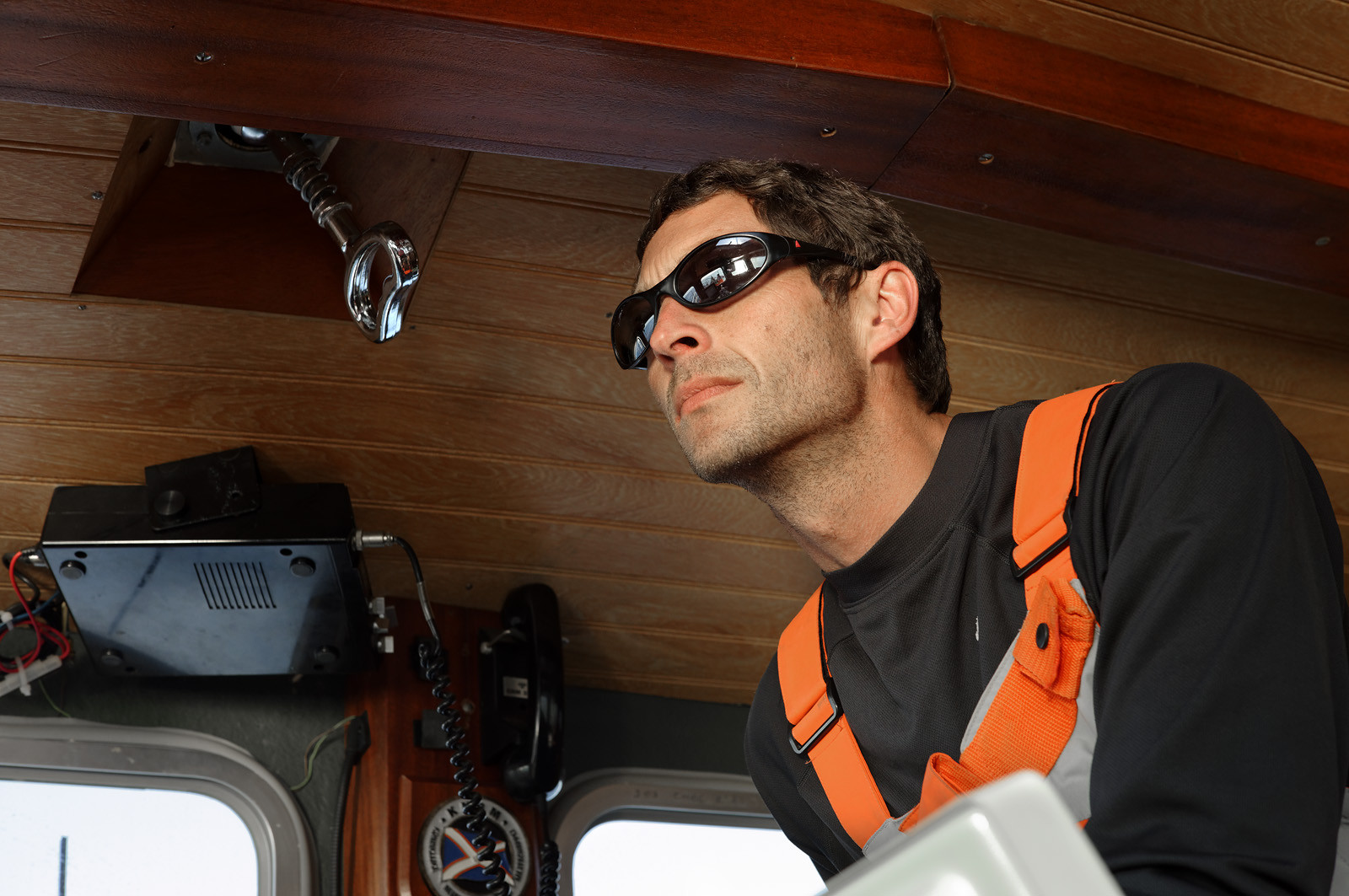 La station est idéalement située à la pointe du nord Cotentin sur la commune d'Auderville.Située aux abords du Raz Blanchard , à 10 miles nautique d'Aurigny et des Iles Anglo-Normandes, le rayon d'action de la station est vaste et se situe de la pointe de Flamanville coté ouest jusqu'au cap Lévy dans l'est.L'abri a une architecture unique en France et sa spécificité réside sur le fait que l'ensemble canot chariot (soit presque 30 tonnes au total ) pivote sur un axe d'une cale à l'autre afin d'être opérationnel  24 heures sur 24 et 365 jours par an quelque soit la marée et les conditions météorologiques.