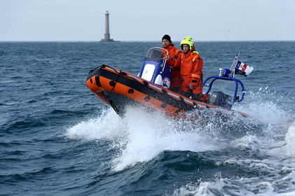 La station est idéalement située à la pointe du nord Cotentin sur la commune d'Auderville.Située aux abords du Raz Blanchard , à 10 miles nautique d'Aurigny et des Iles Anglo-Normandes, le rayon d'action de la station est vaste et se situe de la pointe de Flamanville coté ouest jusqu'au cap Lévy dans l'est.L'abri a une architecture unique en France et sa spécificité réside sur le fait que l'ensemble canot chariot (soit presque 30 tonnes au total ) pivote sur un axe d'une cale à l'autre afin d'être opérationnel  24 heures sur 24 et 365 jours par an quelque soit la marée et les conditions météorologiques.