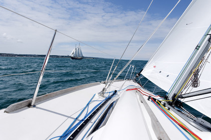 La rade de Cherbourg-en-Cotentin, qui figure parmi les plus grandes rades atificielles au monde, offre aux passionnés, débutants ou confirmés, la possibilité de pratiquer voile, aviron de mer, surf, kayak, ski nautique, funboard, plongée, kitesurf, waveski…