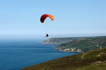 Situé sur la commune de Jobourg (Manche), le Nez de Jobourg s'élève à 126 mètres de haut, classé parmi les plus hautes d'Europe.En empruntant le sentier des douaniers, le promeneur voit la nature se décliner sous toutes ses formes,Le Nez de Jobourg offre un panorama exceptionnel, du cap de la Hague jusqu'au cap de Flamanville, ainsi que sur les îles Anglo-Normandes.