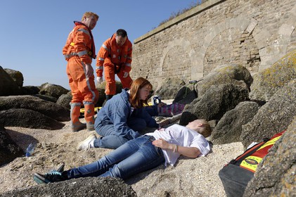 La société nationale de sauvetage en mer est une des expressions les plus abouties de la solidarité des gens de mer face aux drames et accidents maritimes à proximité de nos côtes.La SNSM actuelle est née en 1967, mais depuis plus d'un siècle et demi, des bénévoles issus du monde maritime professionnel et, de plus en plus désormais, d'autres milieux s'investissent localement pour apporter une aide irremplaçable aux usagers de la mer. Association reconnue d'utilité publique dont la mission première est le sauvetage des personnes en danger en mer, la SNSM exerce trois types d'activités : le sauvetage en mer proprement dit, la formation des nageurs sauveteurs saisonniers et la prévention des risques nautiques.Nous avons coutume de dire de nos équipages qu'ils donnent tout et ne prennent rien..sauf les risquesXavier de la Gorce , Président de la SNSM