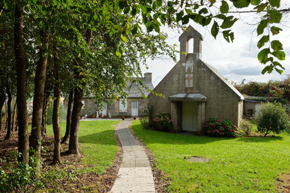 JardeheuA l’ouest du Cotentin (Manche), la Hague est une terre de contrastes et de lumières, une région sauvage et préservée. Le mot Hague est un ancien terme dialectal normand. Il est issu du vieux norois qui signifie «enclos, terrain clos».La Hague présente un littoral varié : falaises abruptes (entre Urville-Nacqueville et Omonville-la-Rogue, et entre Auderville et Vauville), au pied desquelles se trouve une succession de baies, grandes plages (Urville-Nacqueville et à Vauville), d'îlots et platiers rocheux (cap de la Hague,pointe de Jardeheu..), des massifs dunaires (Biville), des grèves de galets (Anse Saint-Martin), des marais arrière-littoraux (Mare de Vauville) et des vallons boisés (Hubiland, Sabine…). La côte est également agrémentée de petits ports (Goury, le Houguet, Port Racine, Port du Hâble…) et de mouillages.La péninsule haguaise est principalement un pays de landes et de bocage, à l'intérieur des terres, formées de fougères, bruyères, genêts et ajoncs.