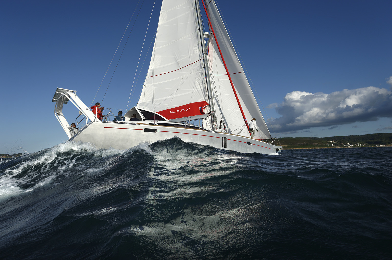 La rade de Cherbourg-en-Cotentin, qui figure parmi les plus grandes rades atificielles au monde, offre aux passionnés, débutants ou confirmés, la possibilité de pratiquer voile, aviron de mer, surf, kayak, ski nautique, funboard, plongée, kitesurf, waveski…