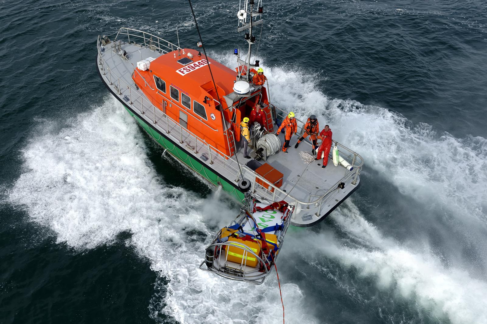 La société nationale de sauvetage en mer est une des expressions les plus abouties de la solidarité des gens de mer face aux drames et accidents maritimes à proximité de nos côtes.La SNSM actuelle est née en 1967, mais depuis plus d'un siècle et demi, des bénévoles issus du monde maritime professionnel et, de plus en plus désormais, d'autres milieux s'investissent localement pour apporter une aide irremplaçable aux usagers de la mer. Association reconnue d'utilité publique dont la mission première est le sauvetage des personnes en danger en mer, la SNSM exerce trois types d'activités : le sauvetage en mer proprement dit, la formation des nageurs sauveteurs saisonniers et la prévention des risques nautiques.Nous avons coutume de dire de nos équipages qu'ils donnent tout et ne prennent rien..sauf les risquesXavier de la Gorce , Président de la SNSM