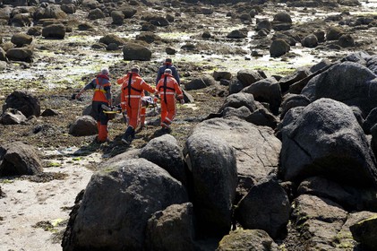 La société nationale de sauvetage en mer est une des expressions les plus abouties de la solidarité des gens de mer face aux drames et accidents maritimes à proximité de nos côtes.La SNSM actuelle est née en 1967, mais depuis plus d'un siècle et demi, des bénévoles issus du monde maritime professionnel et, de plus en plus désormais, d'autres milieux s'investissent localement pour apporter une aide irremplaçable aux usagers de la mer. Association reconnue d'utilité publique dont la mission première est le sauvetage des personnes en danger en mer, la SNSM exerce trois types d'activités : le sauvetage en mer proprement dit, la formation des nageurs sauveteurs saisonniers et la prévention des risques nautiques.Nous avons coutume de dire de nos équipages qu'ils donnent tout et ne prennent rien..sauf les risquesXavier de la Gorce , Président de la SNSM