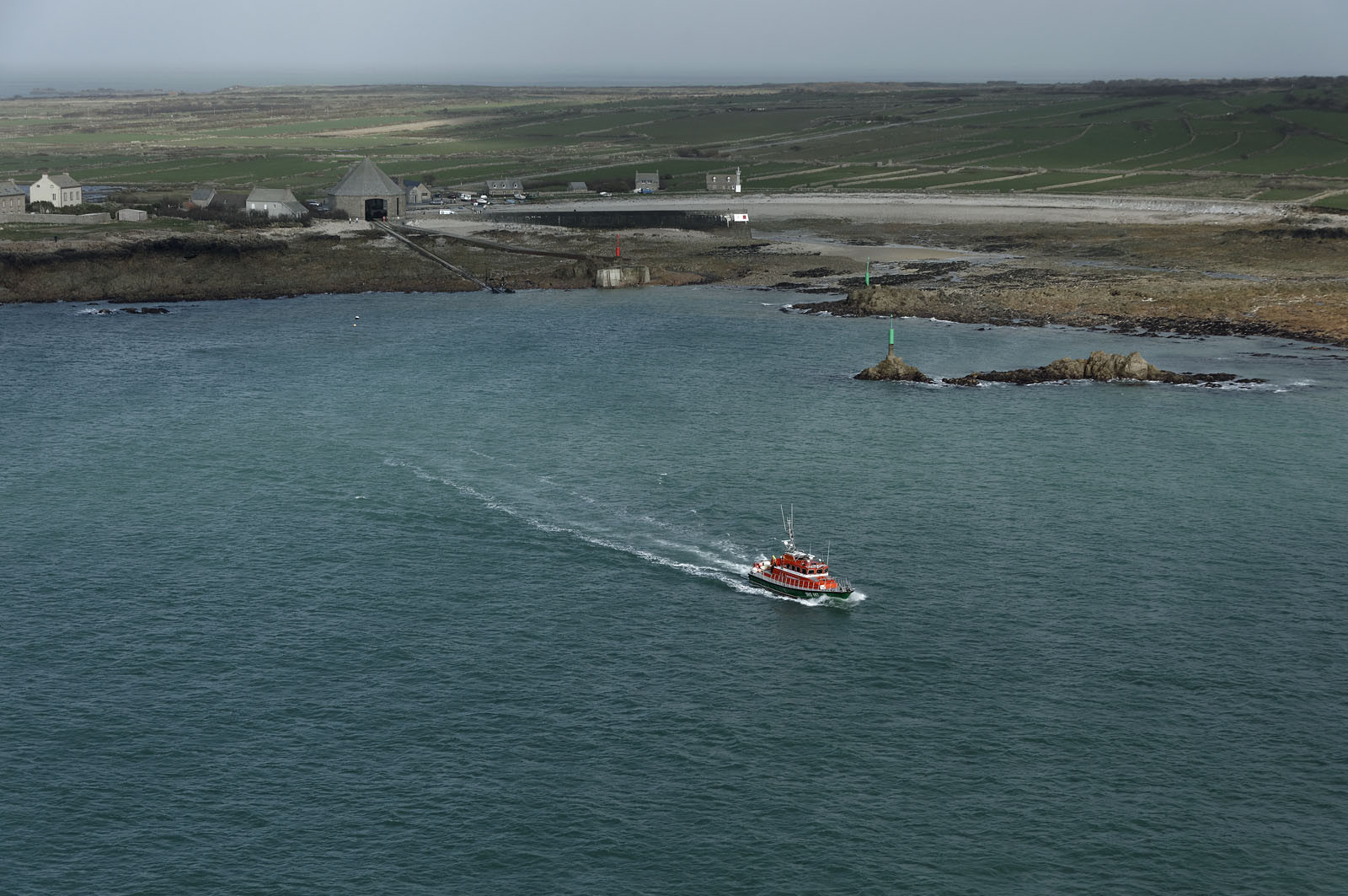 La station est idéalement située à la pointe du nord Cotentin sur la commune d'Auderville.Située aux abords du Raz Blanchard , à 10 miles nautique d'Aurigny et des Iles Anglo-Normandes, le rayon d'action de la station est vaste et se situe de la pointe de Flamanville coté ouest jusqu'au cap Lévy dans l'est.L'abri a une architecture unique en France et sa spécificité réside sur le fait que l'ensemble canot chariot (soit presque 30 tonnes au total ) pivote sur un axe d'une cale à l'autre afin d'être opérationnel  24 heures sur 24 et 365 jours par an quelque soit la marée et les conditions météorologiques.