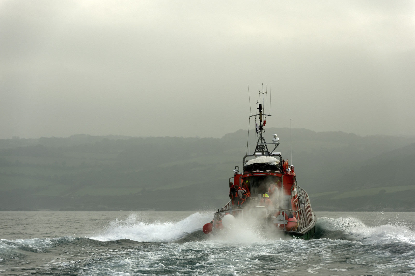 La station est idéalement située à la pointe du nord Cotentin sur la commune d'Auderville.Située aux abords du Raz Blanchard , à 10 miles nautique d'Aurigny et des Iles Anglo-Normandes, le rayon d'action de la station est vaste et se situe de la pointe de Flamanville coté ouest jusqu'au cap Lévy dans l'est.L'abri a une architecture unique en France et sa spécificité réside sur le fait que l'ensemble canot chariot (soit presque 30 tonnes au total ) pivote sur un axe d'une cale à l'autre afin d'être opérationnel  24 heures sur 24 et 365 jours par an quelque soit la marée et les conditions météorologiques.