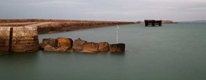 Une ville résolument tournée vers la mer.Cherbourg-en-Cotentin est située dans la presqu'île du Cotentin, à la pointe Ouest de la Normandie. (ville-cherbourg.fr)Un lieu incontournable en Normandie : La Cité de la Mer (http:  www.citedelamer.com)