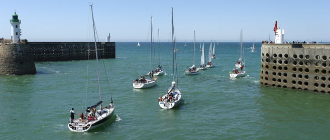 La rade de Cherbourg-en-Cotentin, qui figure parmi les plus grandes rades atificielles au monde, offre aux passionnés, débutants ou confirmés, la possibilité de pratiquer voile, aviron de mer, surf, kayak, ski nautique, funboard, plongée, kitesurf, waveski…