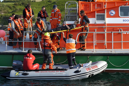 La station est idéalement située à la pointe du nord Cotentin sur la commune d'Auderville.Située aux abords du Raz Blanchard , à 10 miles nautique d'Aurigny et des Iles Anglo-Normandes, le rayon d'action de la station est vaste et se situe de la pointe de Flamanville coté ouest jusqu'au cap Lévy dans l'est.L'abri a une architecture unique en France et sa spécificité réside sur le fait que l'ensemble canot chariot (soit presque 30 tonnes au total ) pivote sur un axe d'une cale à l'autre afin d'être opérationnel  24 heures sur 24 et 365 jours par an quelque soit la marée et les conditions météorologiques.