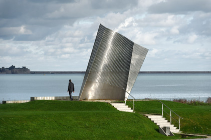 Une ville résolument tournée vers la mer.Cherbourg-en-Cotentin est située dans la presqu'île du Cotentin, à la pointe Ouest de la Normandie. (ville-cherbourg.fr)Un lieu incontournable en Normandie : La Cité de la Mer (http:  www.citedelamer.com)
