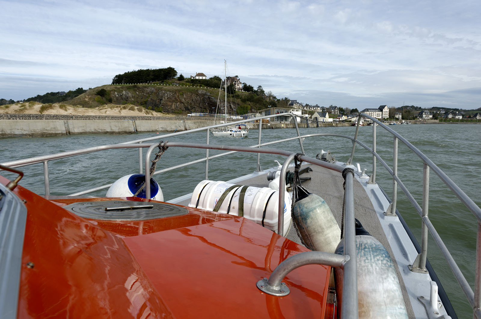 La société nationale de sauvetage en mer est une des expressions les plus abouties de la solidarité des gens de mer face aux drames et accidents maritimes à proximité de nos côtes.La SNSM actuelle est née en 1967, mais depuis plus d'un siècle et demi, des bénévoles issus du monde maritime professionnel et, de plus en plus désormais, d'autres milieux s'investissent localement pour apporter une aide irremplaçable aux usagers de la mer. Association reconnue d'utilité publique dont la mission première est le sauvetage des personnes en danger en mer, la SNSM exerce trois types d'activités : le sauvetage en mer proprement dit, la formation des nageurs sauveteurs saisonniers et la prévention des risques nautiques.Nous avons coutume de dire de nos équipages qu'ils donnent tout et ne prennent rien..sauf les risquesXavier de la Gorce , Président de la SNSM