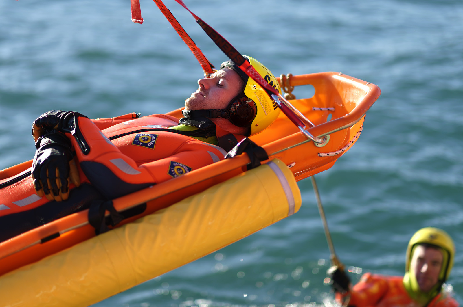La station est idéalement située à la pointe du nord Cotentin sur la commune d'Auderville.Située aux abords du Raz Blanchard , à 10 miles nautique d'Aurigny et des Iles Anglo-Normandes, le rayon d'action de la station est vaste et se situe de la pointe de Flamanville coté ouest jusqu'au cap Lévy dans l'est.L'abri a une architecture unique en France et sa spécificité réside sur le fait que l'ensemble canot chariot (soit presque 30 tonnes au total ) pivote sur un axe d'une cale à l'autre afin d'être opérationnel  24 heures sur 24 et 365 jours par an quelque soit la marée et les conditions météorologiques.