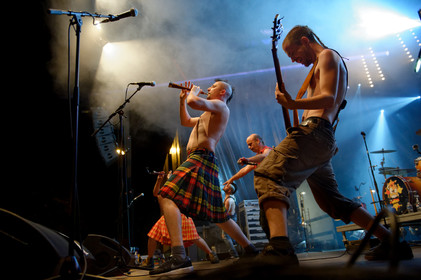 GOULAMAS'K voit le jour en 1999 dans la garrigue de Béziers. Dès les 1ers concerts, la couleur est donnée : un ska rock teinté de reggae punk, chanté en français, occitan, catalan et castillan, les langues natales des musiciens. Un des credo du groupe est la revendication et la reconnaissance de la diversité des langues et des cultures. Le nom même du groupe est tiré du mot occitan golamas (très usité dans la région du groupe et qui désigne quelqu'un de négligé, brouillon…). http:  www.goulamas-k.com