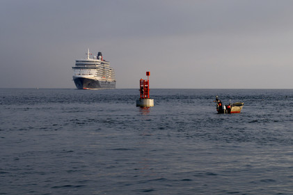 Une manoeuvre réussie est une catastrophe évitée de justesse dit-on.Une formule sans doute excessive mais qui a le mérite de maintenir à l'esprit de chacun qu'il n'existe pas de routine quand il s'agit de manoeuvrer des géants de plusieurs dizaines de milliers de tonnes dans les écluses et les bassins portuaires avec une précision de l'ordre du mètre. Tout l'art du pilote, fin connaisseur des lieux et de leurs pièges, est d'appréhender rapidement le comportement et les capacités manoeuvrières d'un navire inconnu. C'est à lui en effet qu'il appartient de conseiller le pacha pour la bonne réalisation de ce qui reste l'une des phases les plus délicates de l'expédition maritime : l'entrée en port puis l'accostage.